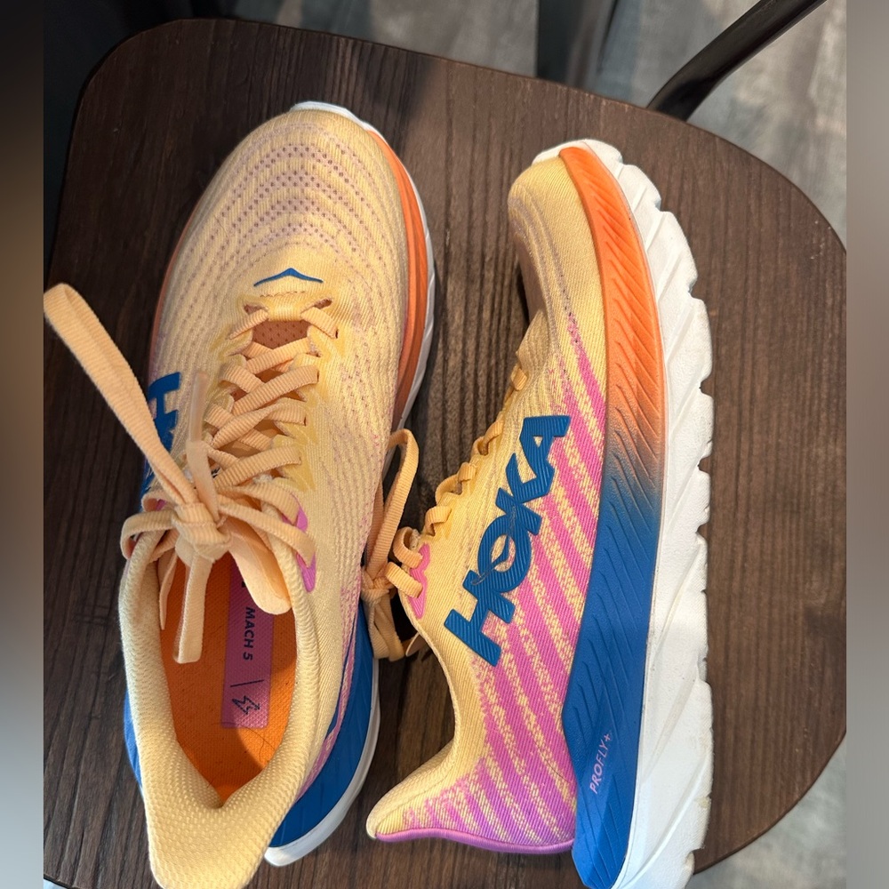 Size 6 Mach 5 Hoka running shoes